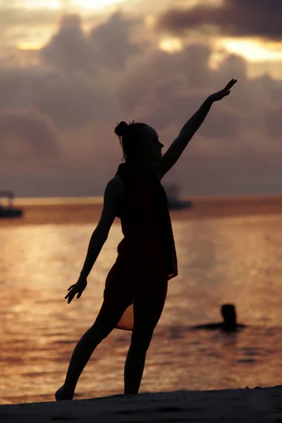 Silhouette Relaxing Lady Beach Sunset Seychelles — Stock Photo, Image