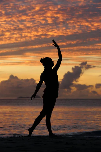 Силуэт Расслабляющей Дамы Пляже Закате Сейшельские Острова — стоковое фото