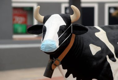 Ortanca maskeli oyuncak ineğin yakın görüntüsü