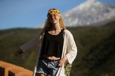 Dağlarda yürüyen, güzel manzaranın tadını çıkaran, özgürlüğü ve mutluluğu hisseden bir kadın. Teide Bağla