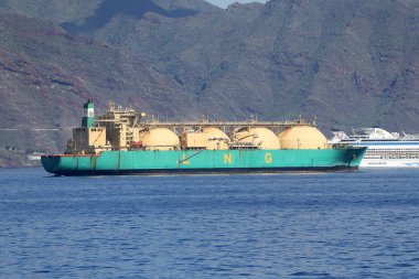 LNG TANKER - Tenerif limanındaki bir benzin istasyonunda gemi