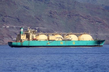 LNG TANKER - Tenerif limanındaki bir benzin istasyonunda gemi