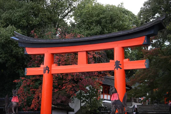 位于日本京都塔伊沙寺的红色环形山大门人行道是吸引游客的地标之一 — 图库照片
