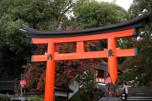 Den Röda Torii Grindar Gångväg Vid Fushimi Inari Taisha Helgedom — Stockfoto