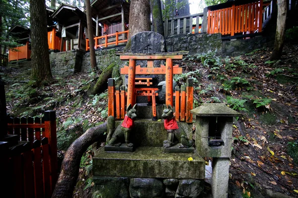 2019 교토에서 관광객들을 명소중 하나인 미이나 Fushimi Inari Taisha Shrine — 스톡 사진