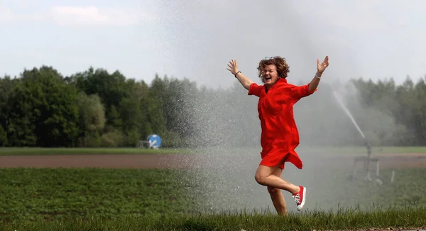 Retrato Uma Mulher Bonita Usando Vestido Vermelho Perto Dispositivo Rega — Fotografia de Stock