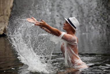 Şelalede eğlenen seksi genç kadın..