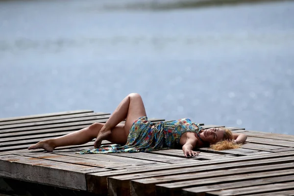 섹시하고 아름다운 여자가 부두에서 경치로 편안하게 휴가를 즐기다 — 스톡 사진