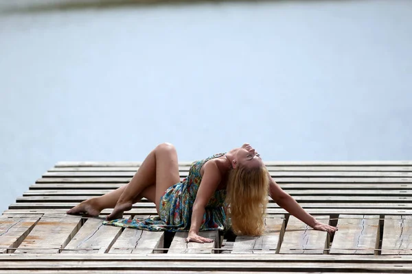 Sexy Schöne Frau Entspannen Auf Pier Mit Meerblick Urlaubskonzept — Stockfoto