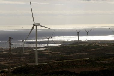 Mavi gökyüzünde rüzgar türbini