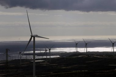 Mavi gökyüzünde rüzgar türbini