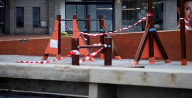 Çocuk parkı kapalı ve küresel koronavirüs karantinası için uyarı bandıyla sarılmış. Çocuk parkında yok. Coronavirus COVID-19 'un önlenmesi. Koruyucu giysiye sarılmış renkli çalar saatle boş çocuk parkına yakın çekim