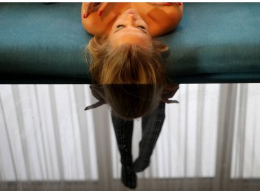 Genç kadın yatak odasında uyanmak