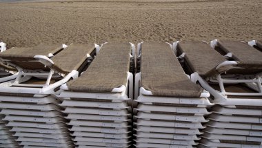 Salgın sırasında bir sürü boş plaj yatağı Tenerife 'de karantinaya alınmış.