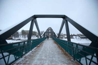 Nevezis Nehri 'nin karşısındaki Kedainiai' deki yaya köprüsü.