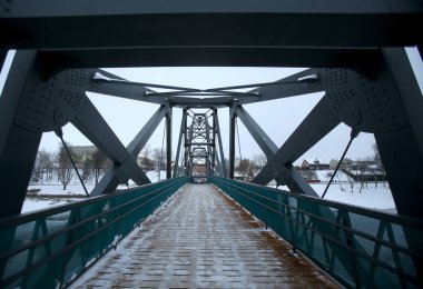 Nevezis Nehri 'nin karşısındaki Kedainiai' deki yaya köprüsü.
