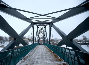 Nevezis Nehri 'nin karşısındaki Kedainiai' deki yaya köprüsü.