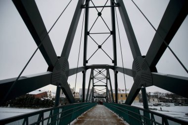 Nevezis Nehri 'nin karşısındaki Kedainiai' deki yaya köprüsü.
