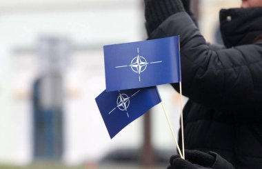 NATO bayrağı elinde, sembol