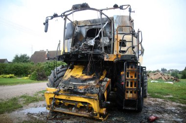 Yanmış bir hasat makinesinin yakın çekimi. Kedainiai İlçesi 08 21 2017