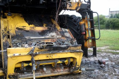 Yanmış bir hasat makinesinin yakın çekimi. Kedainiai İlçesi 08 21 2017