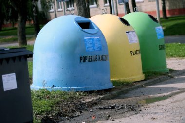 Ekolojik kutuları yeşil gezegen kavramı için renklerine göre sıralamak, Kedainiai şehri 09 16 2017