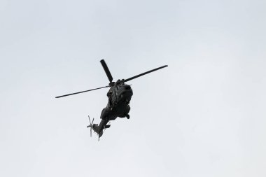 Beyaz arkaplanda helikopter silueti