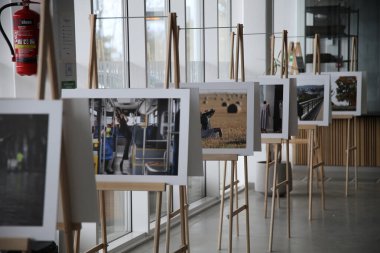 Salgın sırasında galeriler ve sergi salonları kapatıldığında, foto muhabiri Algimantas Barzdzius Vilkaviskis otobüs durağının bekleme alanında bir fotoğraf sergisi düzenledi. 08 03 202