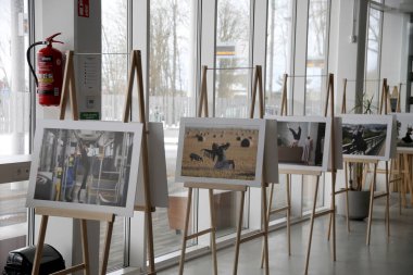 Salgın sırasında galeriler ve sergi salonları kapatıldığında, foto muhabiri Algimantas Barzdzius Vilkaviskis otobüs durağının bekleme alanında bir fotoğraf sergisi düzenledi. 08 03 202