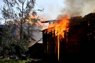 Kedainiai bölgesindeki çiftlik binası 28 06 2017 'de yanıyor.
