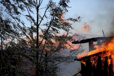 Kedainiai bölgesindeki çiftlik binası 28 06 2017 'de yanıyor.