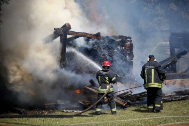 Kedainiai bölgesindeki çiftlik binası 28 06 2017 'de yanıyor.