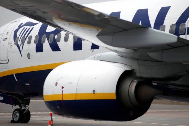 Litvanya 'nın Karmelava havaalanında bulunan Ryanair uçağı, merkezi İrlanda' nın Dublin kentinde bulunan düşük maliyetli bir havayolu şirketidir. 25 03 2021