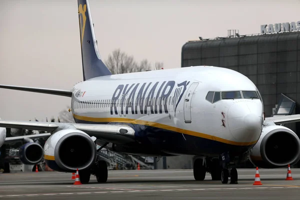 Litvanya 'nın Karmelava havaalanında bulunan Ryanair uçağı, merkezi İrlanda' nın Dublin kentinde bulunan düşük maliyetli bir havayolu şirketidir. 25 03 2021