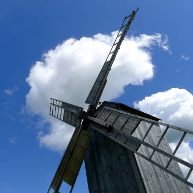 Mavi gökyüzünün ve Saaremaa adasındaki bulutların arka planına karşı bir rüzgar gülü..