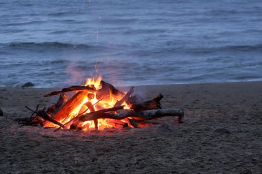 Gecenin geç saatlerinde deniz kıyısında.