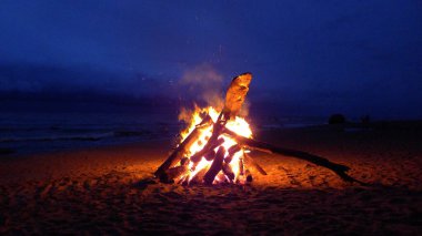 Gecenin geç saatlerinde deniz kıyısında.