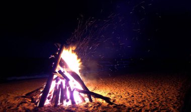 Gecenin geç saatlerinde deniz kıyısında.