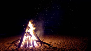 Gecenin geç saatlerinde deniz kıyısında.