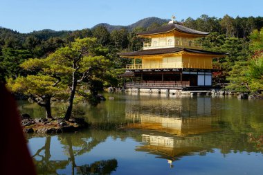 Japonya 'nın Kyoto kentindeki Kinkakuji Tapınağı' nda (Altın Pavyon) güzel bir mimari. 15 11 2019