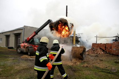 911 2017 'de yanan saman ruloları.