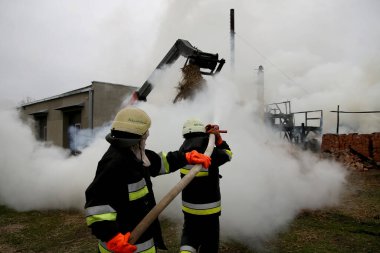 911 2017 'de yanan saman ruloları.