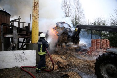 911 2017 'de yanan saman ruloları.