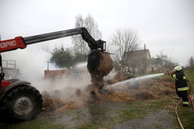 911 2017 'de yanan saman ruloları.