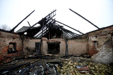 Yangından sonra terk edilmiş bina