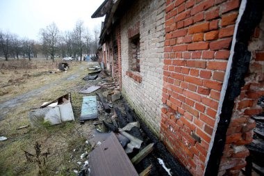 Yangından sonra terk edilmiş bina