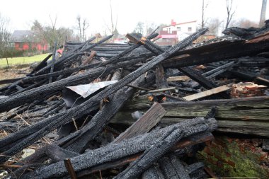 Yangından sonra terk edilmiş bina