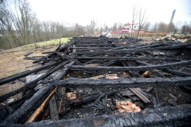 Yangından sonra terk edilmiş bina