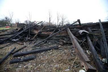 Yangından sonra terk edilmiş bina