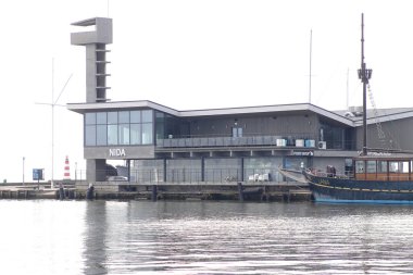 Nida tatil köyündeki liman ve rıhtım. Litvanca